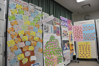 付箋を使ったアンケートが木の形をかたどった「人権の木」の写真