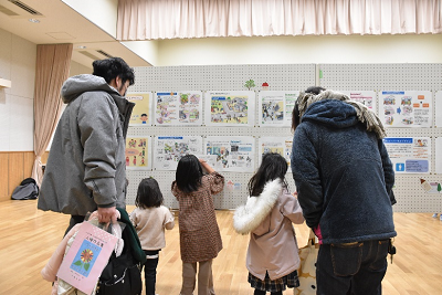 親子で楽しそうにユニバーサルデザイン検定クイズをしている写真