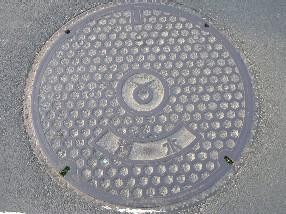 旧志度町の古いマンホール蓋(汚水)