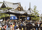 寺の前に隙間なく人だかりができている写真