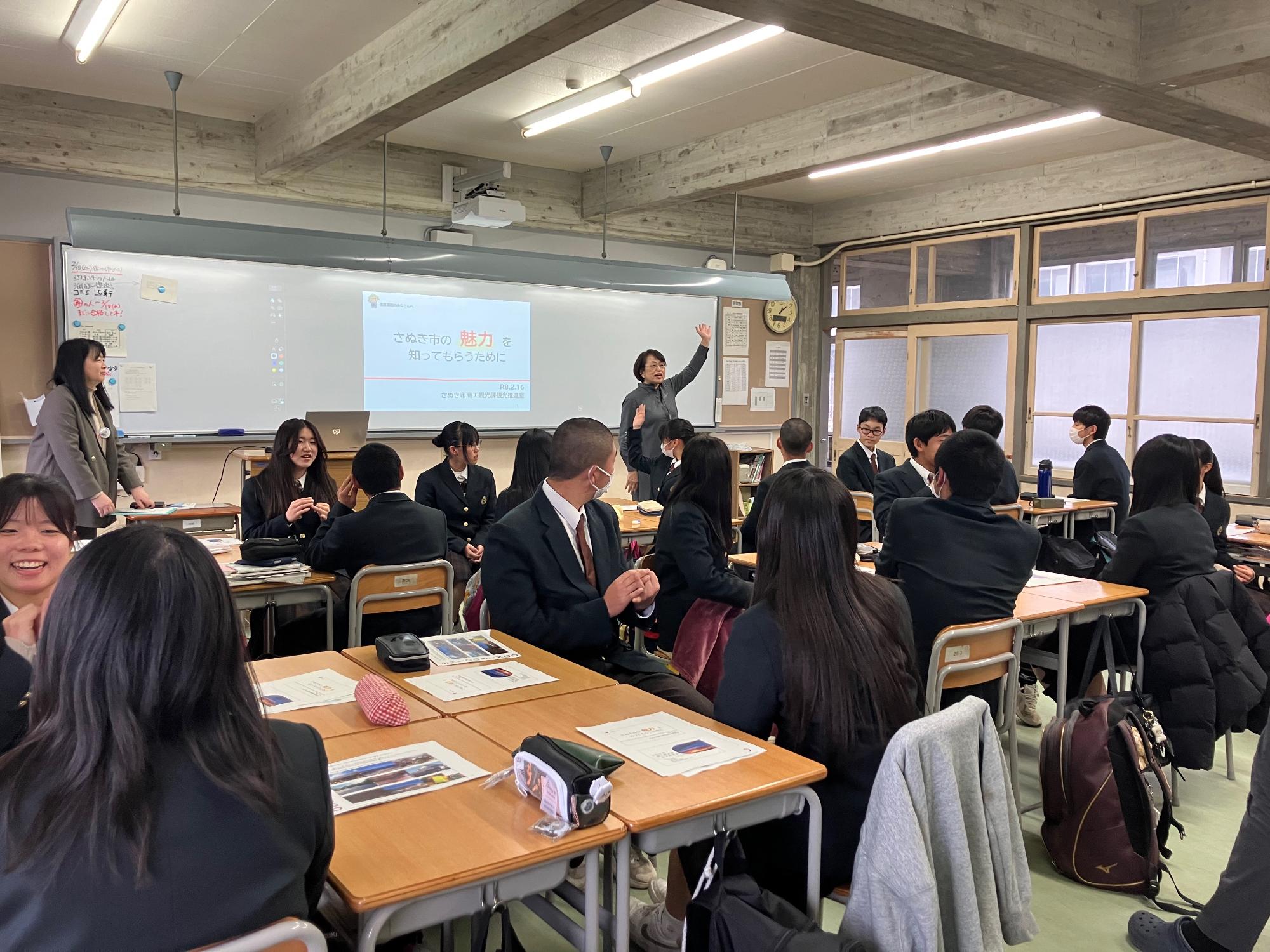 志度高校にて呼びかけに応じて挙手を行う生徒の写真