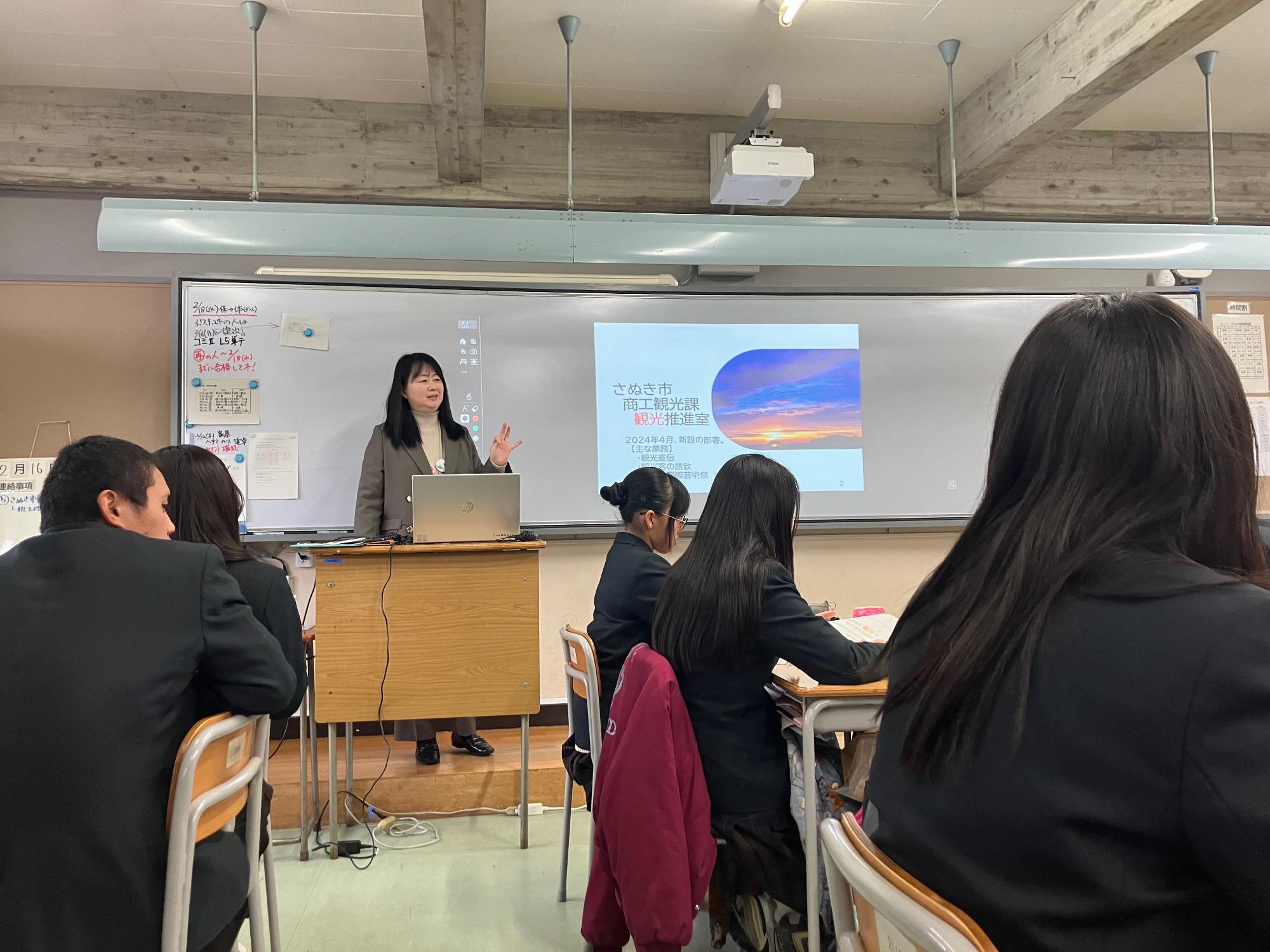 志度高校にて教壇にて生徒に説明を行う女性の写真