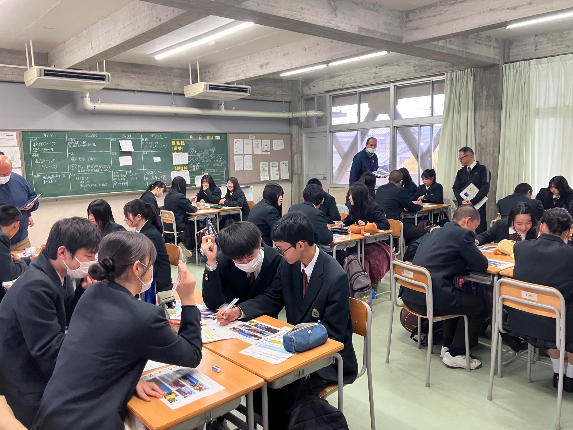 志度高校にてグループワークを行う生徒の写真