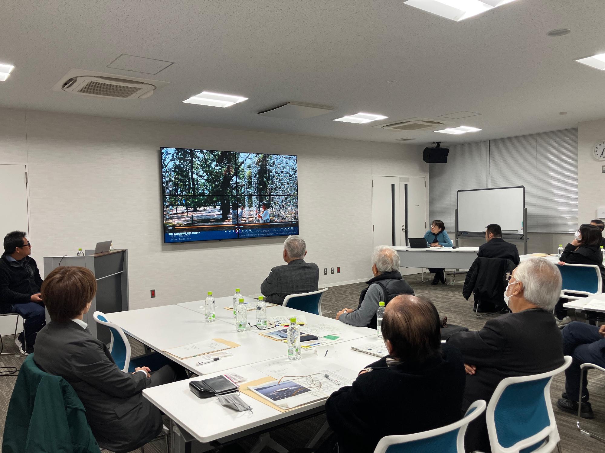 会議室にて瀬戸内国際芸術祭2025の動画を視聴する参加者の写真