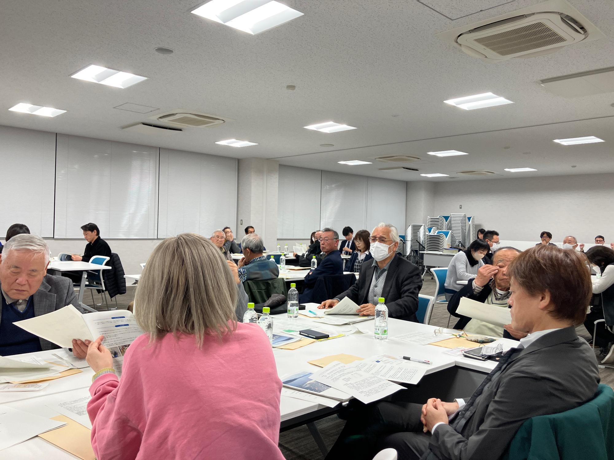 会議室にてグループワークを行う参加者の写真