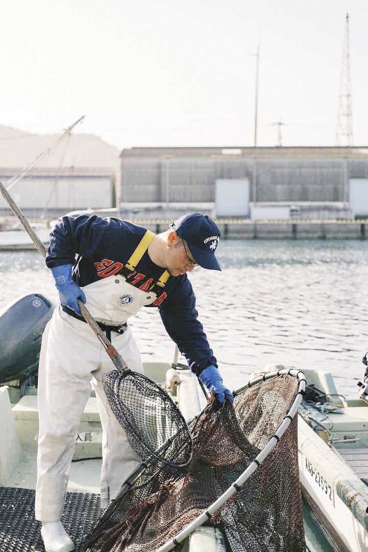 漁師の仕事をしている真也さん