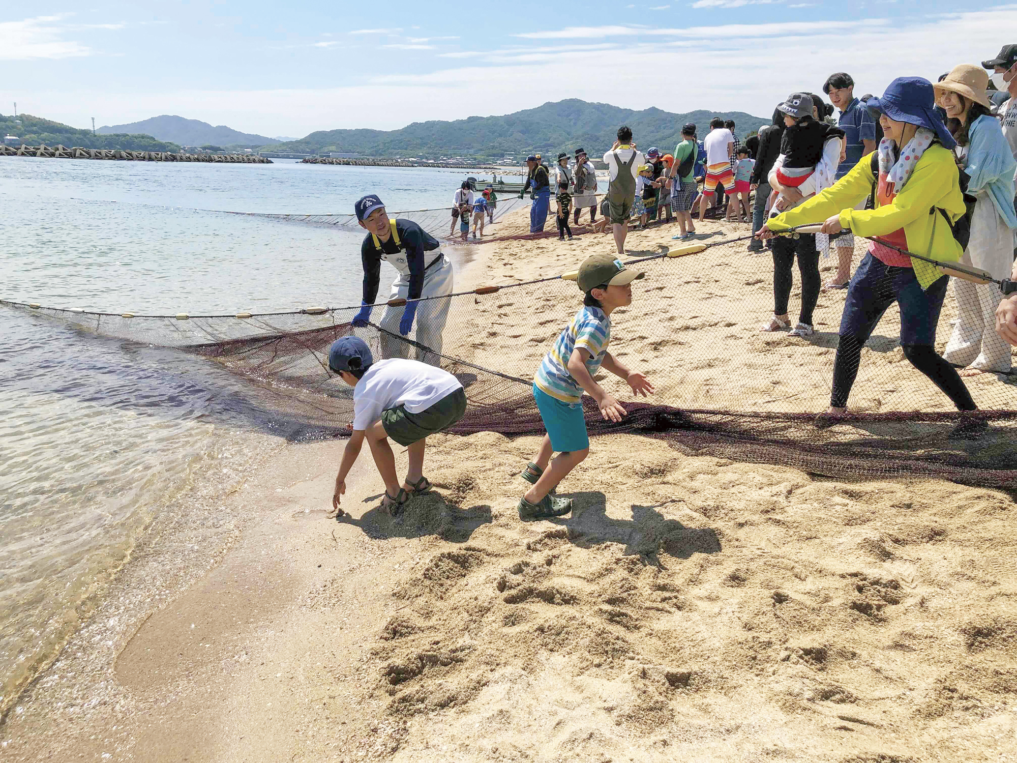地引網イベントをサポートする真也さん