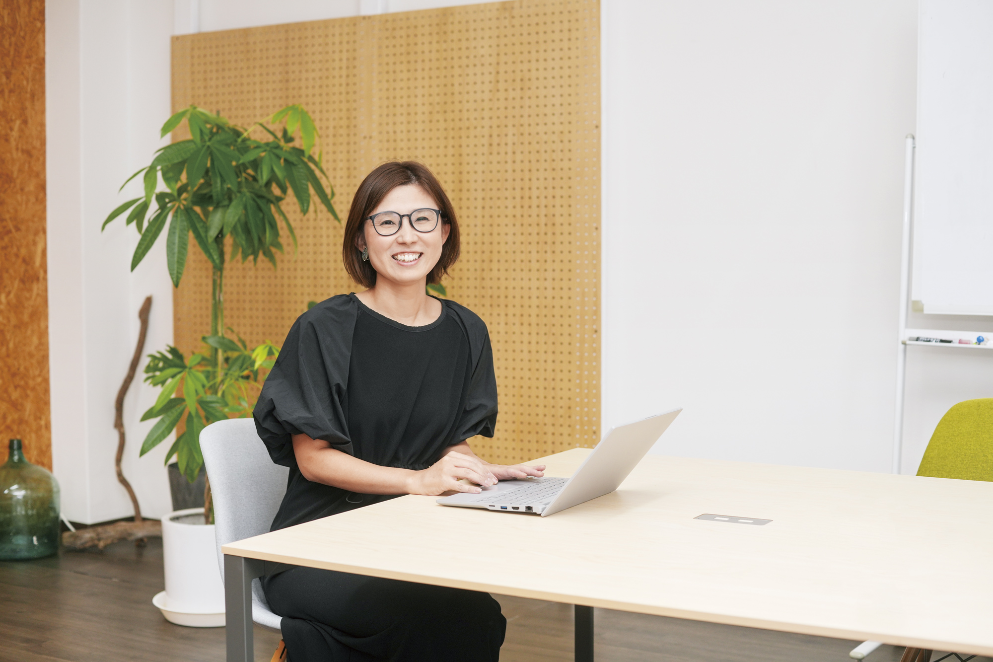 デスクで仕事をしている末次さん