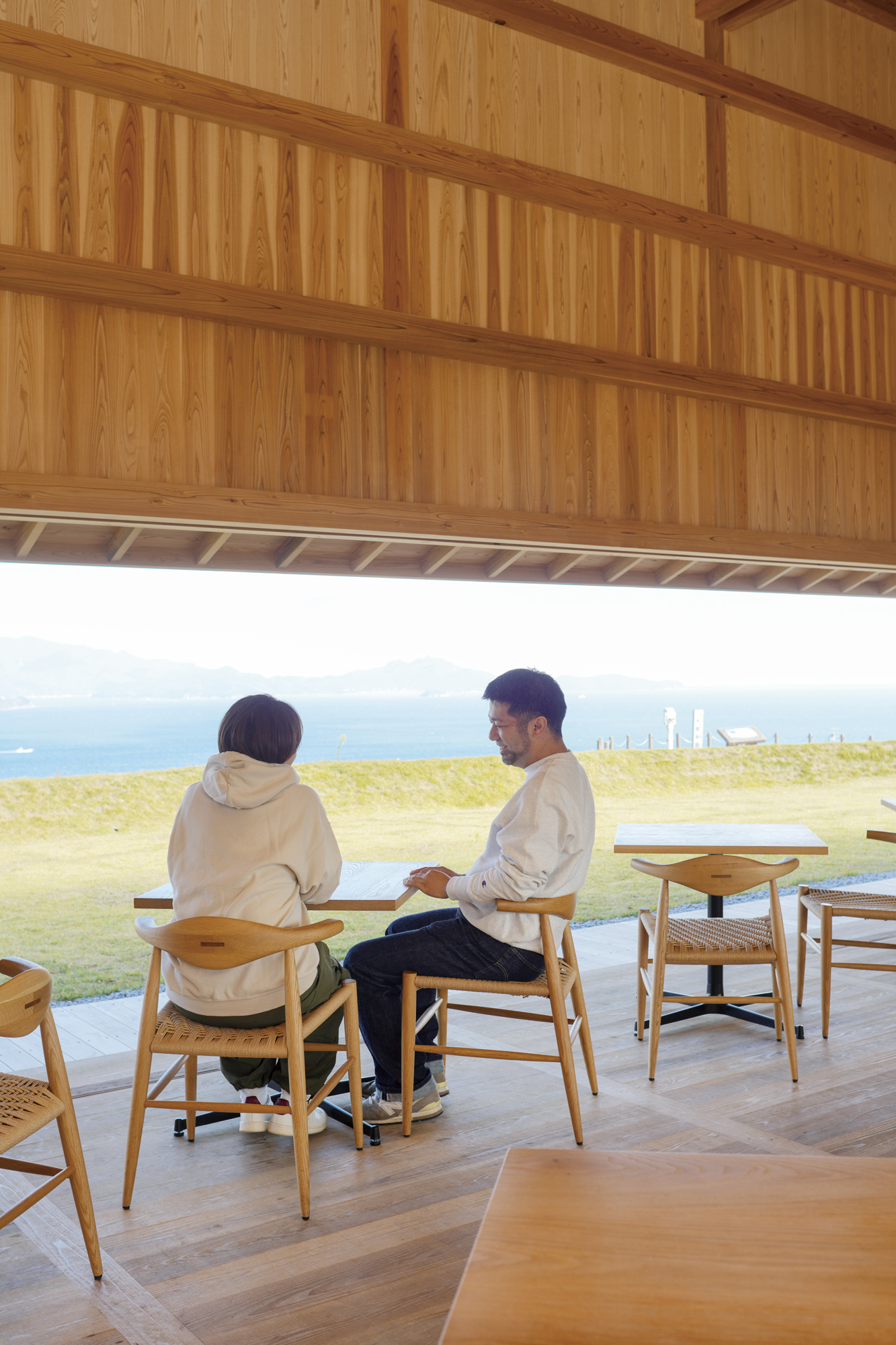 自らが製作した椅子に座り、時の納屋から瀬戸内海を眺めている