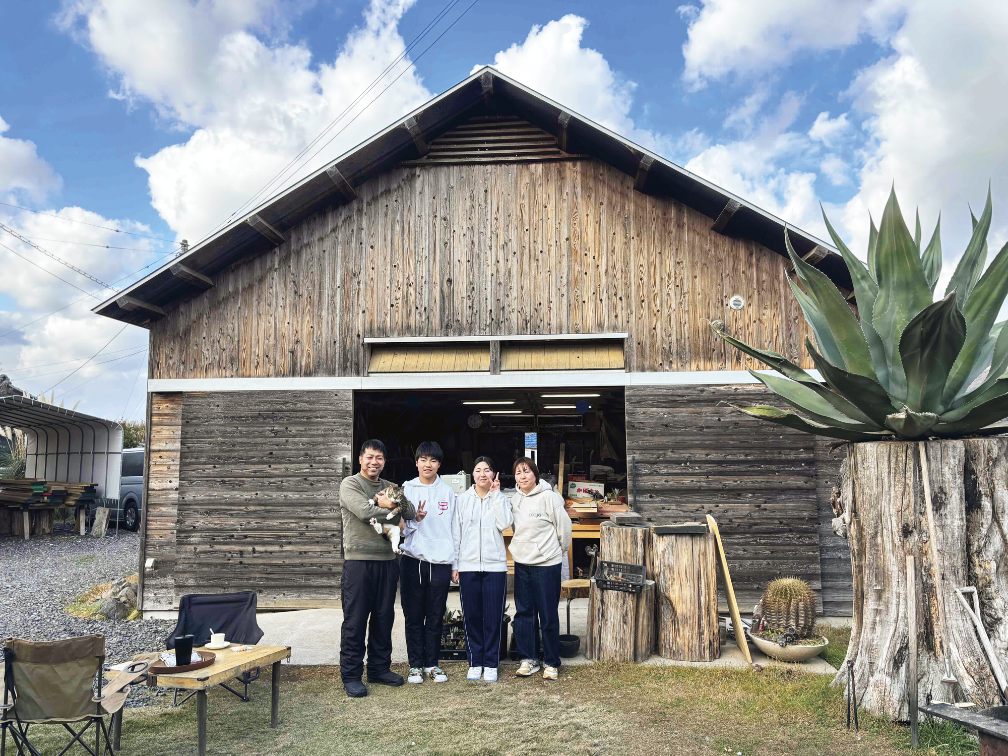 工房前での家族写真