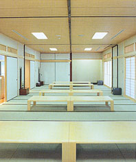 広い和室の待合室にテーブルが置かれている写真