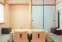 和室の部屋にテーブルと座椅子が置かれている写真