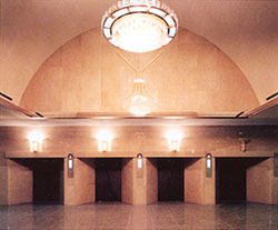 天井に丸い大きな照明があって奥に4つの火葬室がある写真