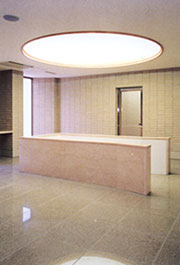 大きな丸い照明の下に下へ降りる階段が見える写真