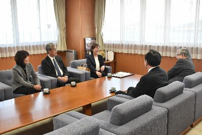 市長や副市長、教育長などと応接室で談笑する得丸委員