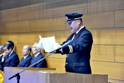 訓示を読み上げる六車団長