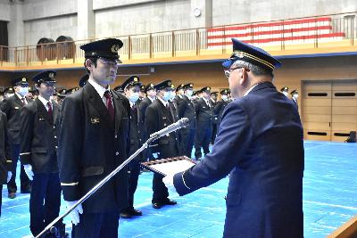 大山市長から表彰状を授与される団員