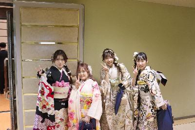 ピースする4名の振り袖姿の女性