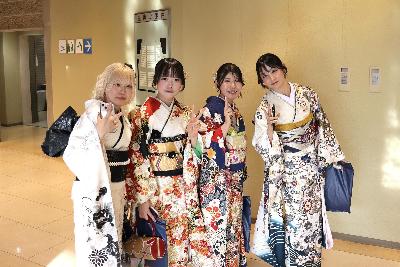 ピースする4名の振り袖姿の女性