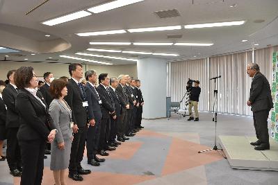 市民ホールで市職員へ訓示を行う大山市長