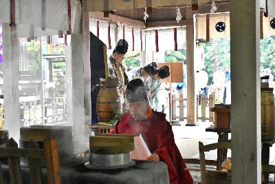 神職が釜の前で祝詞を奏上する様子