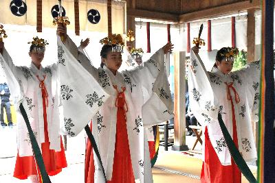 浦安の舞を優雅に奉納する4名の児童