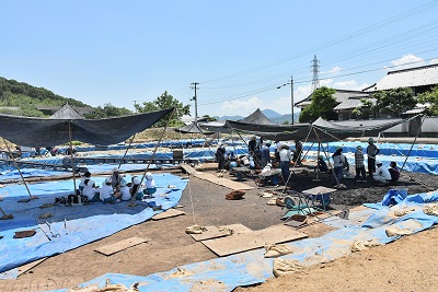是弘遺跡で大勢の児童や職員が発掘作業をしている様子