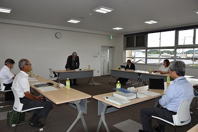 寒川第2庁舎で、テーブルを囲んで市長の話を聞く5名の参加者