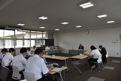 手元の資料を見ながら職員の説明を聞く参加者
