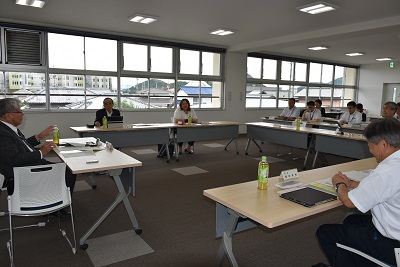 市長の話を聞く参加者