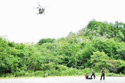 離着陸場の中央で、防災ヘリに被災者保護の合図を送る様子