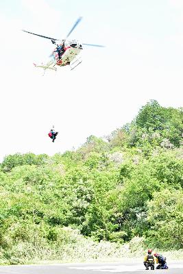 被災者を防災ヘリまで引き上げる様子