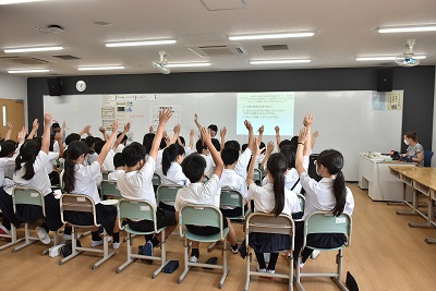 クイズに手を挙げ、回答する児童たち