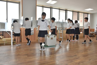 長尾小学校で模擬選挙 「いっぴょう君」「めいすいくん」「さっきーちゃん」だれに投票?（2026年7月14日）の画像