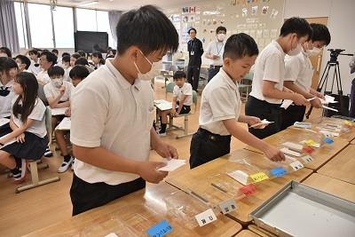 開票作業をする児童たち