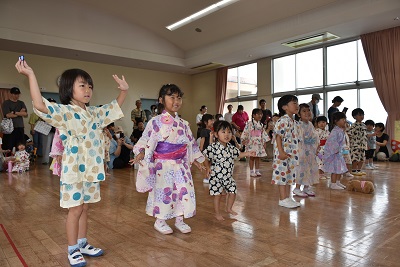 音楽に合わせて元気にダンスを踊る子どもたち