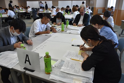 付箋を使って意見を出し合うA班の参加者
