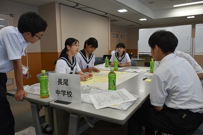 付箋を使って意見を出し合う長尾中学校の参加者