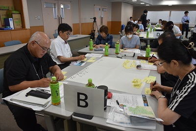 付箋を使って意見を出し合うB班の参加者