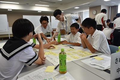 付箋を使って意見を出し合うさぬき南中学校の参加者