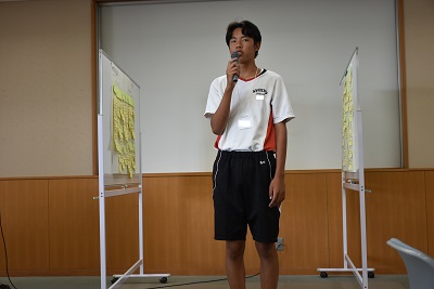 話し合った内容を発表する中学生の参加者
