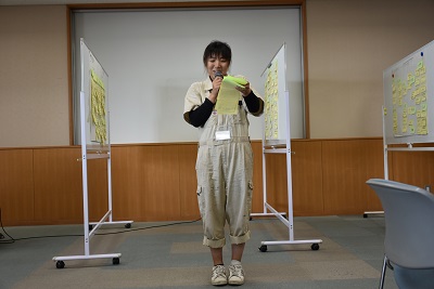 付箋を見ながら話し合った内容を発表する参加者