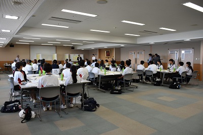 閉会のあいさつに耳を傾ける参加者