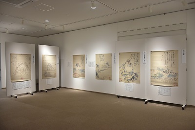 「西国順礼詩画帖」を拡大複写した6枚のパネルが壁面に並ぶ展示風景