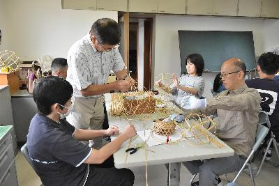 講師に微調整してもらう参加者とボールを作る参加者2名