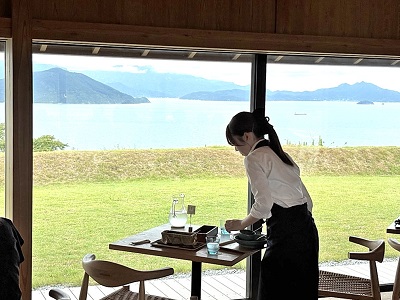 カフェの店内で片付け作業をする女性