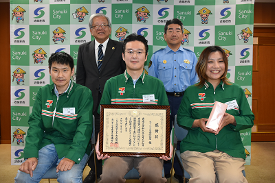 後列左からさぬき市防犯協会会長、さぬき警察署長、前列左から男性店員2人、女性店員