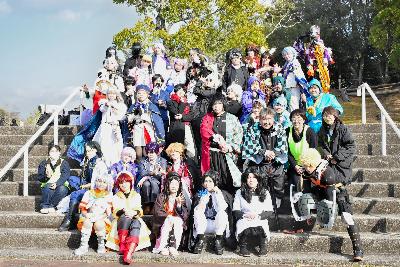 イベントの参加者が階段で列になって記念撮影をしている様子