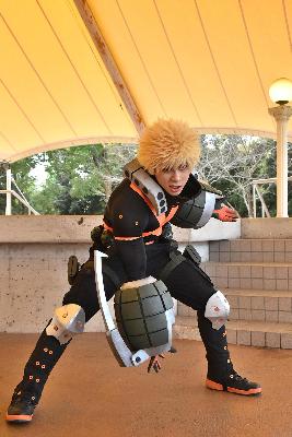 姿勢を落とし戦闘シーンのポーズをとる爆豪勝己に扮するコスプレイヤー