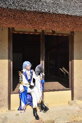 旧恵利家住宅の縁側に腰かけ扇子で仰ぐ神里綾人に扮するコスプレイヤー